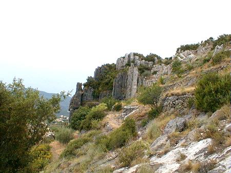 Roquebrun limestones - 35 kb- image: Roger Suthren